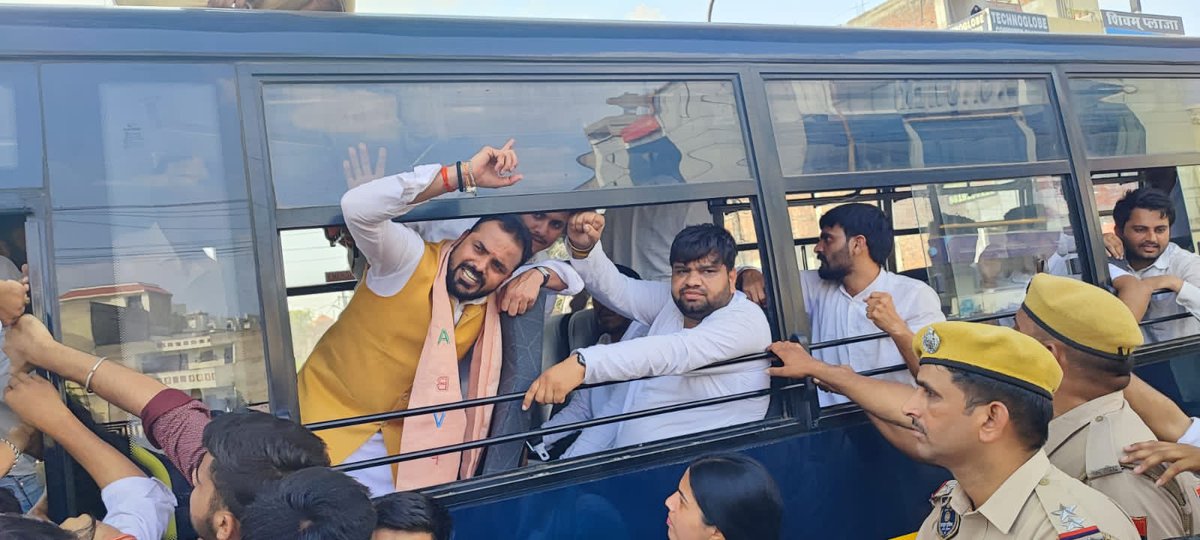 ABVPVoice's tweet photo. पेपर लीक, वीरांगनाओं के साथ दुर्व्यवहार और राजस्थान सरकार की तानाशाही के विरोध में जयपुर में सीएम घेराव के दौरान राष्ट्रीय महामंत्री श्री @yagywalkya, राष्ट्रीय मंत्री @HushyarMeenaIN सहित कई कार्यकर्ताओं  को गिरफ्तार कर राजस्थान सरकार ने अपने ताबूत में आखिरी कील ठोक दी है। https://t.co/RI7OC9iylU