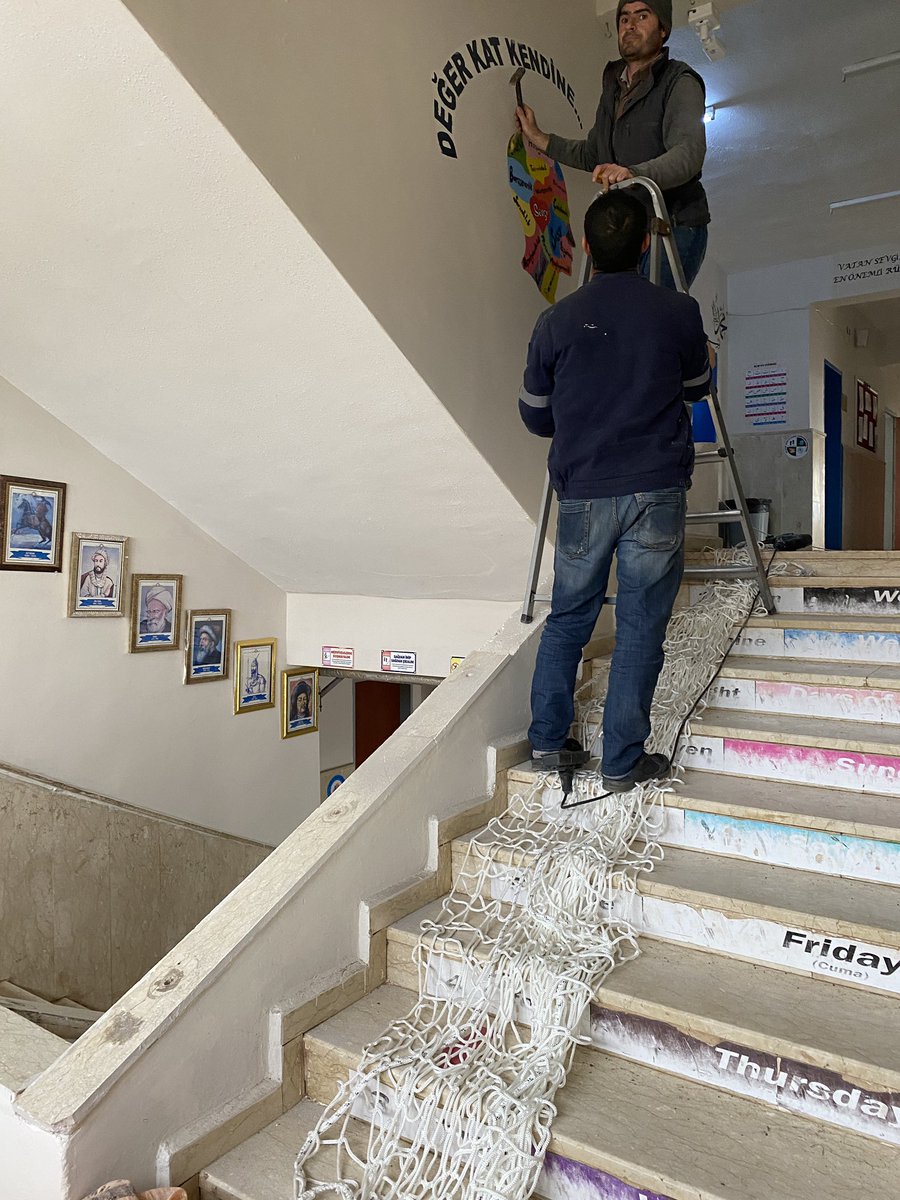 İş sağlığı ve güvenliği kapsamında merdiven tarafına güvenlik filesi uygulaması.
<a href="/siverekmem63/">Siverek İlçe MEM</a> 
<a href="/NKapanoglu/">Nuri Kapanoglu</a> 
<a href="/UrfaValiligi/">T.C. ŞANLIURFA VALİLİĞİ</a> 
<a href="/valisalihayhan/">Salih AYHAN</a>