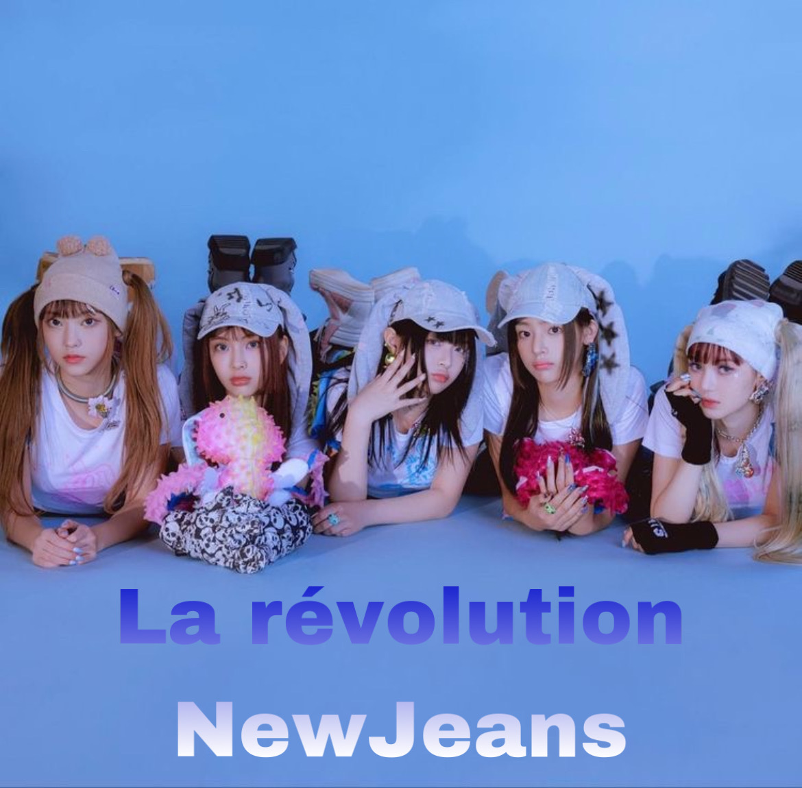 AEDEMUSIC's tweet photo. ! La révolution New Jeans !

Elles sont 5, elles ont entre 14 et 18 ans, elles viennent de Corée du Sud, Vietnam, Australie et elles débutent avec leur single ‘Attention’ le 21 juillet 2022 dont le MV (music video) comptabilise aujourd'hui 45 millions de vues. https://t.co/OebfrTu18X