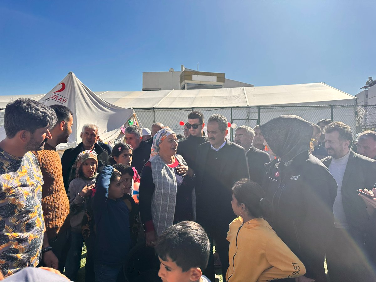 #Hatay’da çadır kentteki vatandaşlarımız ve eğitimlerini sürdüren öğrencilerimizle bir araya geldik. 

Milletimizin dayanışma ruhuyla bugünleri aşacağız.