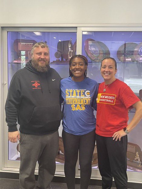 amyahrosee's tweet photo. Very excited and blessed to announce my commitment to @NMJCWBB 💛❤️!  I want to thank everyone who believed in me and supported me throughout my years !! #gothunderbirds #committed https://t.co/tc6o1nAr6w