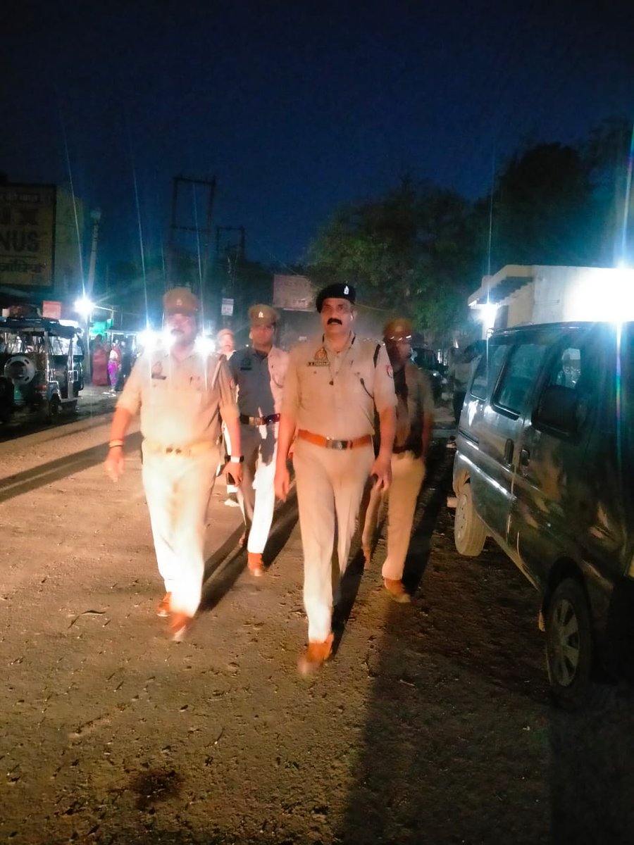 mathurapolice's tweet photo. "पैदल गश्त व चैकिंग"
SSP, मथुरा @ShaileshP_IPS के निर्देशन में #COMANT एवं प्रभारी निरीक्षक मांट द्वारा कस्बा मांट में मय पुलिस बल के पैदल गश्त किया गया व क्षेत्र के बाजार, भीड़-भाड वाले स्थान आदि में सुरक्षा व्यवस्था को सुदृढ़ करने हेतु चैकिंग की गयी ।
#footpatrolling https://t.co/YJCEMdl2wi