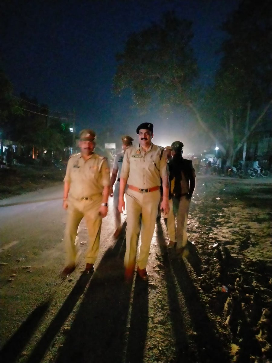 mathurapolice's tweet photo. "पैदल गश्त व चैकिंग"
SSP, मथुरा @ShaileshP_IPS के निर्देशन में #COMANT एवं प्रभारी निरीक्षक मांट द्वारा कस्बा मांट में मय पुलिस बल के पैदल गश्त किया गया व क्षेत्र के बाजार, भीड़-भाड वाले स्थान आदि में सुरक्षा व्यवस्था को सुदृढ़ करने हेतु चैकिंग की गयी ।
#footpatrolling https://t.co/YJCEMdl2wi