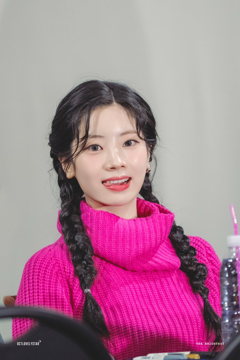 thinkerdahyun's tweet photo. oh my god she's SO pretty https://t.co/eCwKh6lsNw
