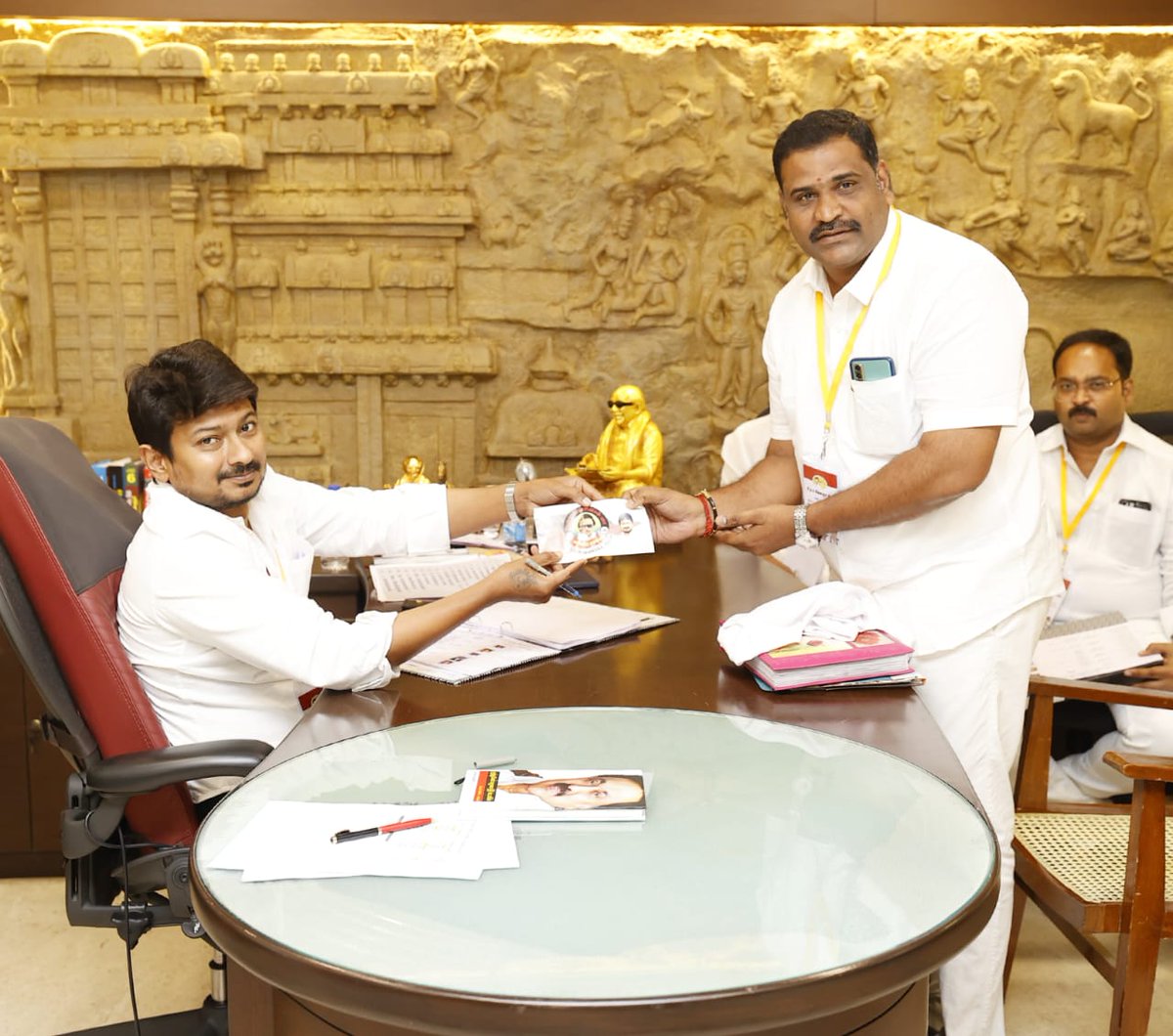 Udhaystalin's tweet photo. காஞ்சிபுரம் வடக்கு மாவட்ட இளைஞர் அணி துணை அமைப்பாளர் கோல்டு டி.பிரக��ஷ் அவர்கள், ரூ.5 ஆயிரத்திற்கான காசோலையை கல்வி மற்றும் மருத்துவ சேவை பணிகளுக்காக  @dmk_youthwing அறக்கட்டளைக்கு நேற்று என்னிடம் வழங்கினார். அவருக்கு என் அன்பும் நன்றியும். https://t.co/LVxBTth0qJ
