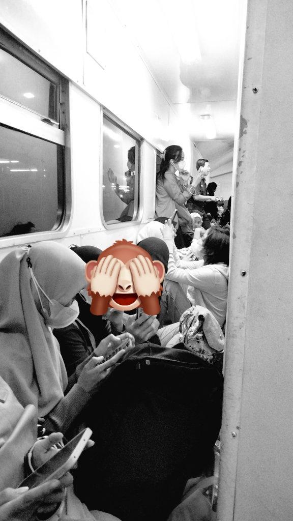 SunnyKBright's tweet photo. Sepertinya @KAI121 harus menambah 1 gerbong lagi untuk lesehan๐ #dhoho #surabaya https://t.co/P45jkGM8RB