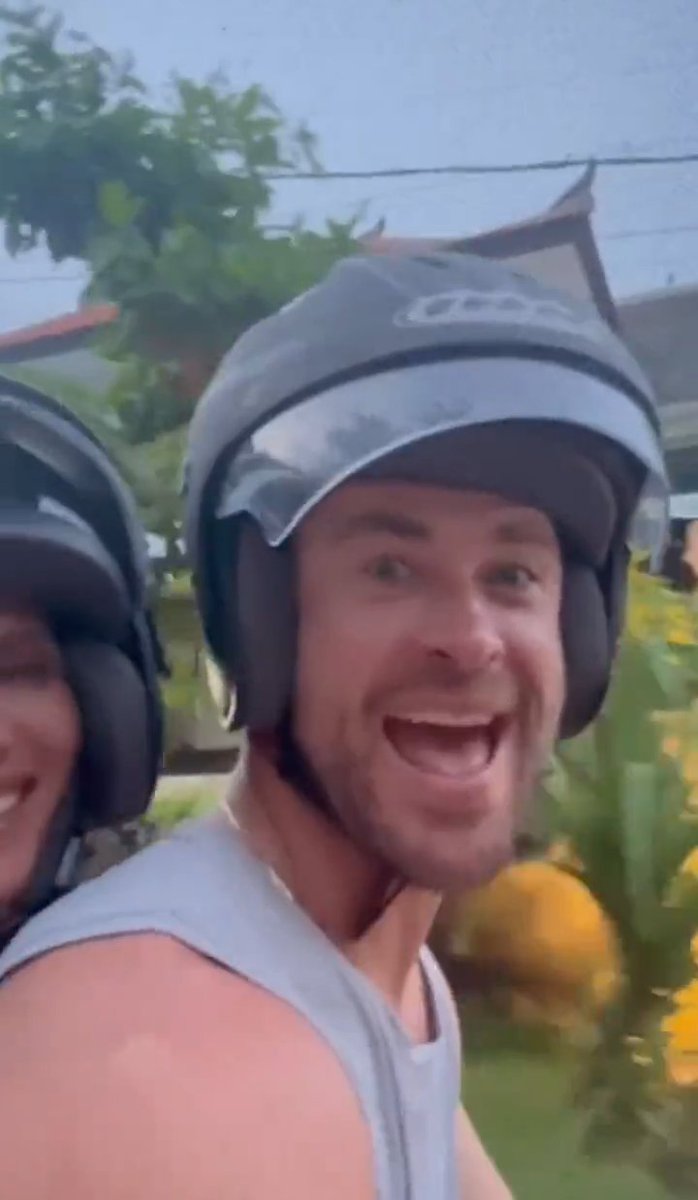 PaltiHutabarat's tweet photo. Mas Chris Hemsworth terlihat bahagia memakai helm..

Meskipun dia seorang Thor tetap mematuhi peraturan lalu lintas..

Good 👍 https://t.co/q9kKD0gdeD