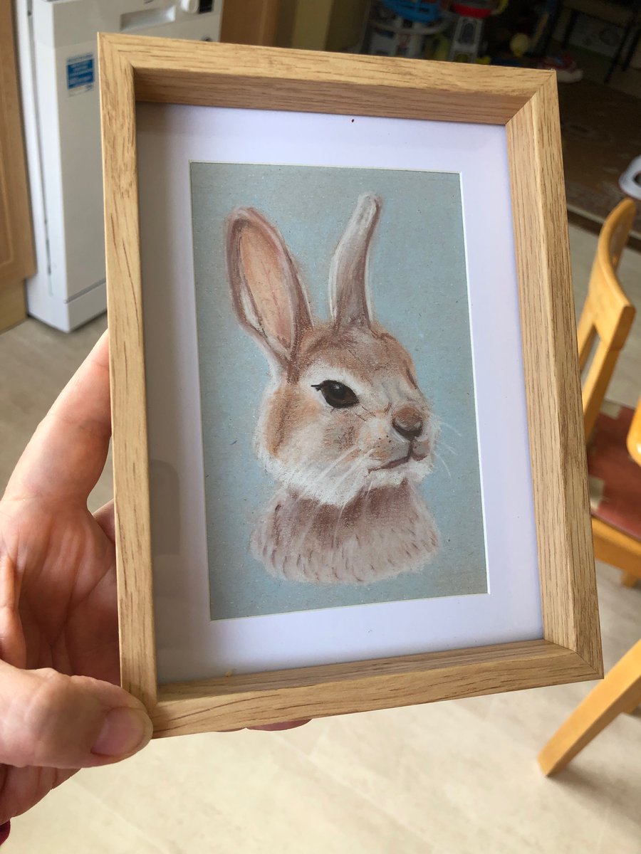 Tarjasv's tweet photo. Eilis illan (vai onko se eilisillan 🤔) pastellikynäraapustus muropaketin kylkeen. Meet Mr Hare 🐰 https://t.co/cs1PVH5Slg