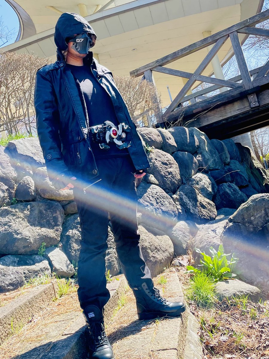 Tenryu_48_NGT's tweet photo. 高級な変身ベルトを手にしてﾋｬｯﾊｰてなったおじさんが野外に飛び出して撮影してきました！本編再現動画はカメラワークと編集頑張ったので是非見てください🫶
BGMと見上げ唸り声以外は全てCSMサンドライバーの音声です。
#仮面ライダーBLACKSUN
#ブラックサン
#サンドライバー
#体型はビルゲニア https://t.co/HwMEqUQfIu