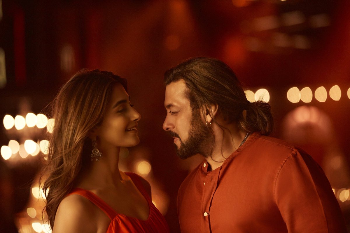 Build_W_Gold's tweet photo. Maza aa gya Bhai @BeingSalmanKhan Partner k time wala look h Bhai ka ...🥳👌
#JeeRaheTheHum
#30DaysToKBKJ https://t.co/umRuf9ulDB