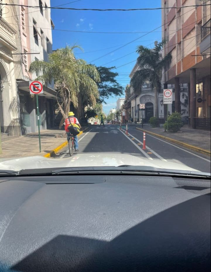 Imaginate vivir en Ámsterdam y perderte esto

#bicisenda
#ciclismo