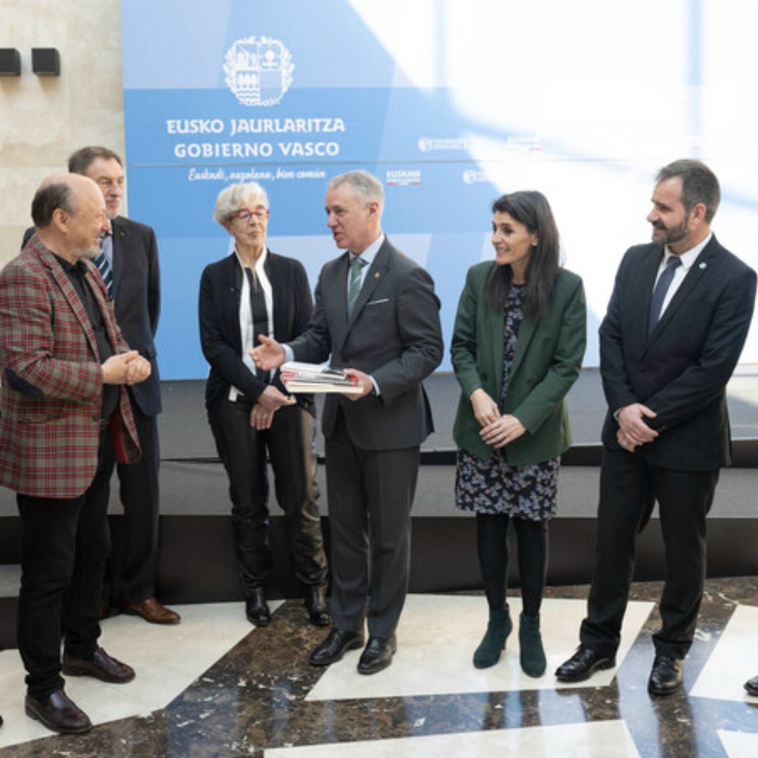 BerdintasunEJGV's tweet image. 📐👁️ La #consejera #NereaMelgosa, con el Lehendakari en la recepción a la #logia #masónica Manuel Iradier

📐👁️ Nerea Melgosa #sailburua, Lehendakariarekin #ManuelIradier logia masonikoari egindako harreran