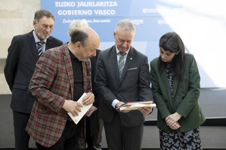 BerdintasunEJGV's tweet image. 📐👁️ La #consejera #NereaMelgosa, con el Lehendakari en la recepción a la #logia #masónica Manuel Iradier

📐👁️ Nerea Melgosa #sailburua, Lehendakariarekin #ManuelIradier logia masonikoari egindako harreran