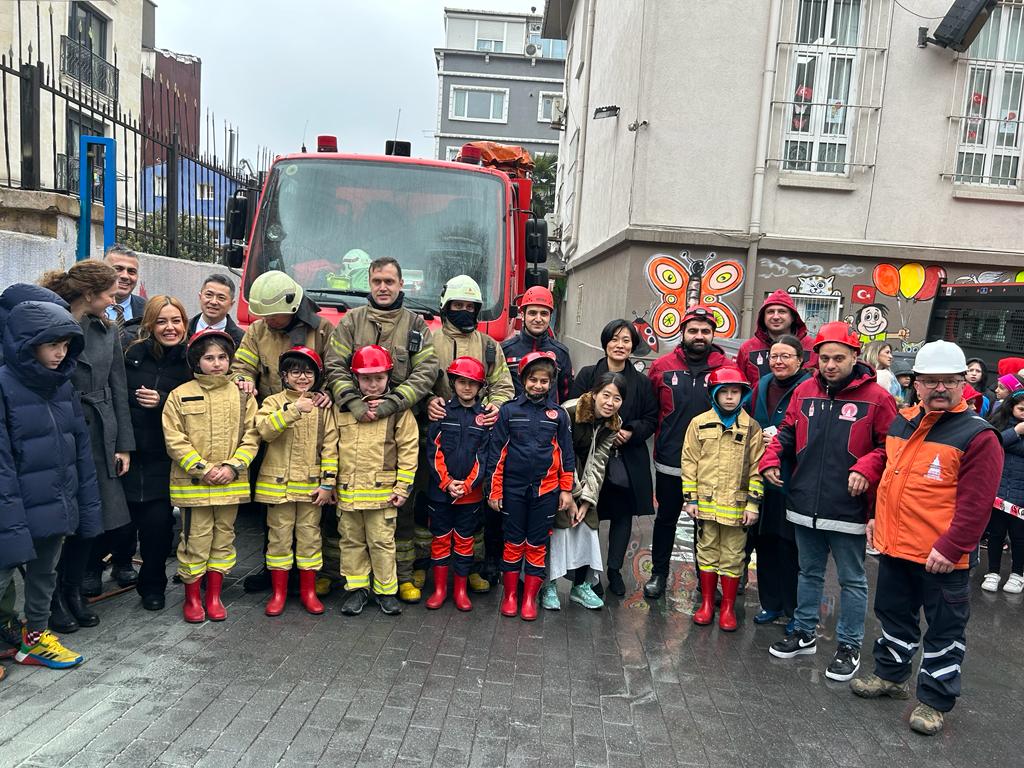 DrrProject's tweet photo. Çalıştaya; Firuzağa İlkokulu, mahalle sakinleri, bölge AFAD Gönüllüleri, İBB İtfaiye ve öğrenci velileri de katılım gösterdi. https://t.co/n7YBiAv6T9