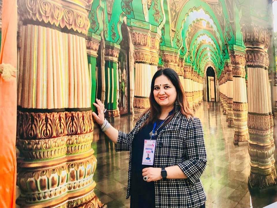 RupaRajput8's tweet photo. उद्देलित अंतस में सिंचित शब्दों का विस्तार है कविता
नेह प्रेम गुम्फित हो जिसमें सरिता की वो धार है कविता
मन में कहीं आह जो उपजी हुई तरंगित लेखन में 
हिय में उमड़ी पीड़ा भेदे ऐसी एक तलवार है कविता
✍️ रुपा राजपूत
विश्व कविता दिवस की  शुभकामनाएं।
#WorldPoetryDay
@amarujalakavya https://t.co/IbvVhnfy5H