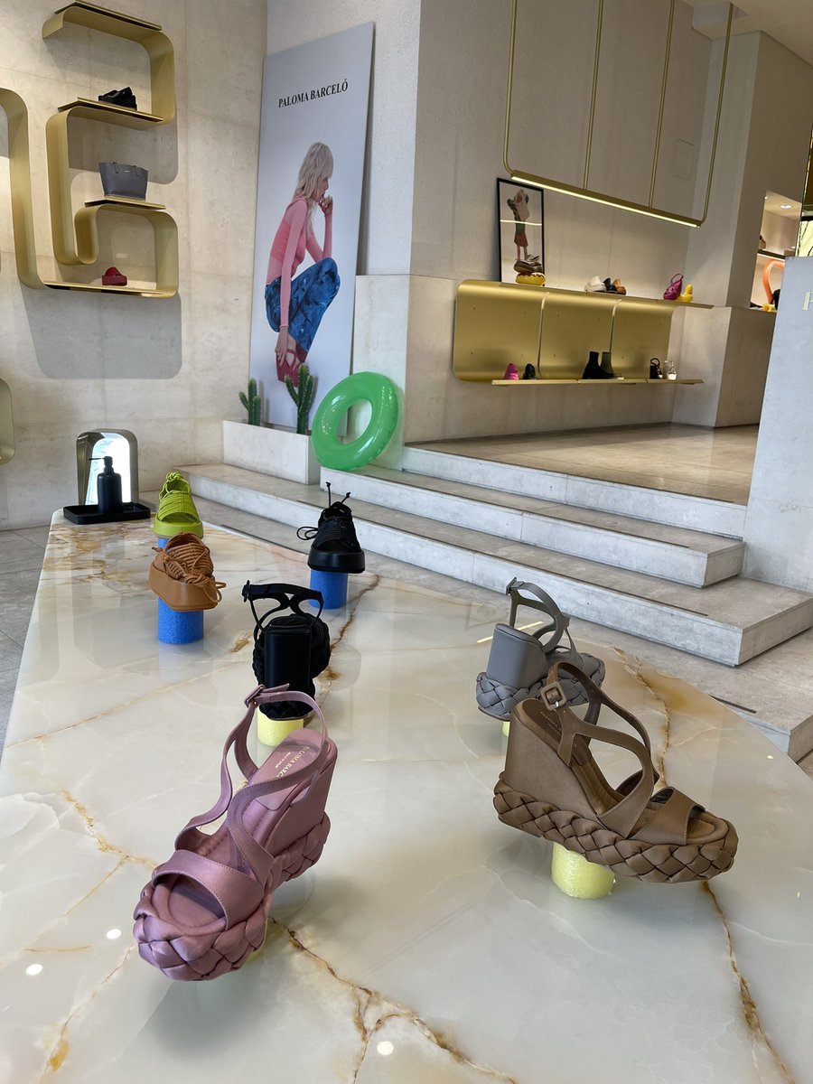 Conociendo la nueva colección de verano de la forma <a href="/PalomaBarcelo_/">Paloma Barcelo'</a> Mucho color, plataformas súper exageradas y ligeras, materiales naturales, elementos trenzados y tacones que ensanchan en la base.