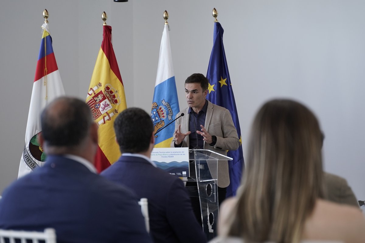 👉 Héctor Fernández, consejero delegado de Turismo de Lanzarote, resaltó la importancia de Playa Blanca como puerta de entrada para el turismo de la isla así como para la movilidad local y regional. “Esta infraestructura mejora y fortalece el destino”. #FondosFEDER