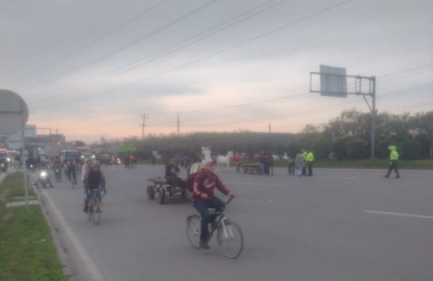 InformateMadrid's tweet photo. Al momento se presentan manifestaciones en la vía Bogotá-Mosquera (Calle 13), generando bloqueos intermitentes en la calzada.
Según informó @BogotaTransito, la protesta se da en el kilómetro 0+800, sentido oriente-occidente. https://t.co/2uTd6yaJCk