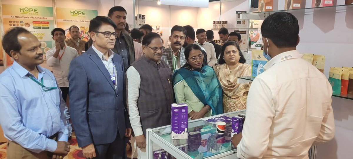 APEDADOC's tweet photo. @DoctorAnilBonde Member of Parliament, Rajya Sabha, #Maharashtra visited the exhibition of #millets at Global #Millets (#ShreeAnna) conference &amp; interacted with #exporters. #GlobalMilletsConference #Indianmillets #YearofMillets #IYM2023 #APEDA https://t.co/Gr4BKZLpXm