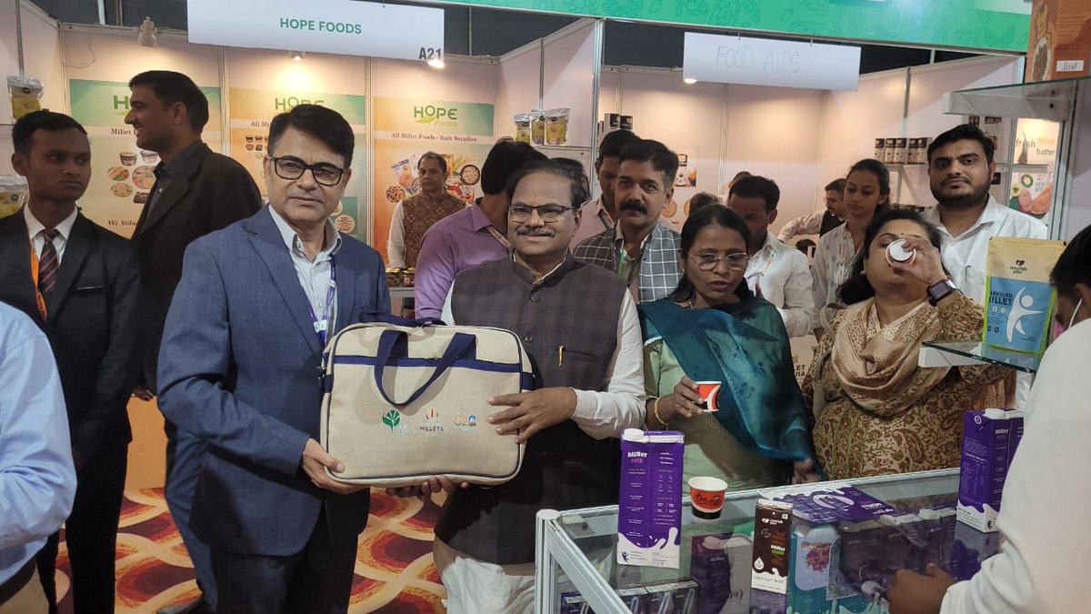 APEDADOC's tweet photo. @DoctorAnilBonde Member of Parliament, Rajya Sabha, #Maharashtra visited the exhibition of #millets at Global #Millets (#ShreeAnna) conference &amp; interacted with #exporters. #GlobalMilletsConference #Indianmillets #YearofMillets #IYM2023 #APEDA https://t.co/Gr4BKZLpXm