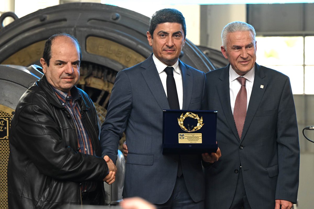 tourofhellas's tweet photo. Ο πρόεδρος της Ελληνικής Ομοσπονδίας Πoδηλασίας, Βασίλης Διαμαντόπουλος και ο ταμίας της, Σάββας Τσοπούρογλου απένειμαν τιμητική πλακέτα στον Υφυπουργό Αθλητισμού, @l_avgenakis για την προσφορά του στον αθλητισμό.

#TourofHellas #ToH 🚴☀️🇬🇷 https://t.co/Ub85MWtvu0