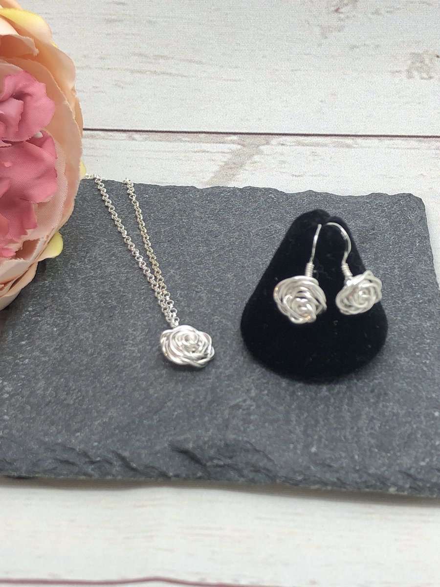 Roses are red, violets are blue, these roses are silver and they’re pretty too.  Silver filled wire roses, dinky, dainty and handcrafted #UKCraftersHour #ukcraft #thecraftersuk #mmhsbd