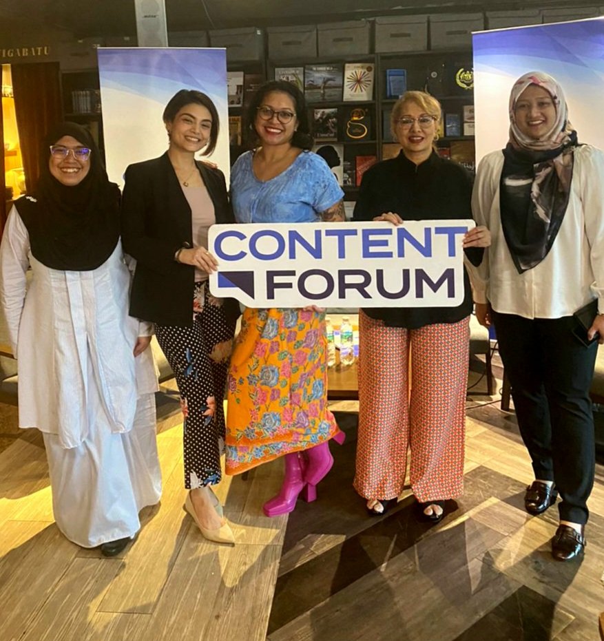 mycontentforum's tweet photo. Thank you, @TehminaKaoosji, @tashny and @Kudsia_Kahar, for an afternoon filled with shared experiences, anecdotes, insights, and hard truths about battling sexism and racism online and offline.

#MyContentForum #LetsTalkContent 🗨💬 https://t.co/wi37VsrN9D