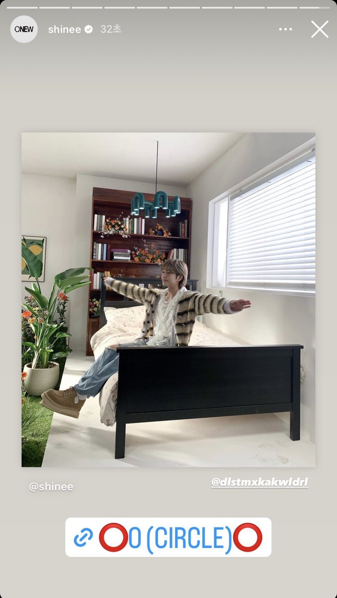 memo_onew's tweet photo. 230321 샤이니 인스타그램 &amp; 스토리
https://t.co/WoeIJfh5li
2023-03-21 20:47:01  

@shinee
🐰🛏️🙂

#ONEW #온유 @dlstmxkakwldrl 
#SHINee #샤이니
#Circle #ONEW_Circle
#Jacket_BehindCut https://t.co/e3Wsk2VAW1
