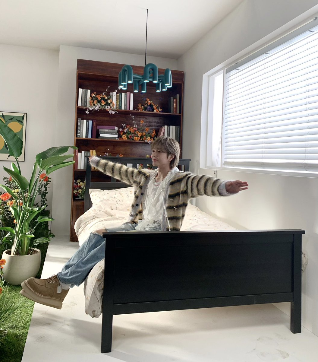 memo_onew's tweet photo. 230321 샤이니 인스타그램 &amp; 스토리
https://t.co/WoeIJfh5li
2023-03-21 20:47:01  

@shinee
🐰🛏️🙂

#ONEW #온유 @dlstmxkakwldrl 
#SHINee #샤이니
#Circle #ONEW_Circle
#Jacket_BehindCut https://t.co/e3Wsk2VAW1