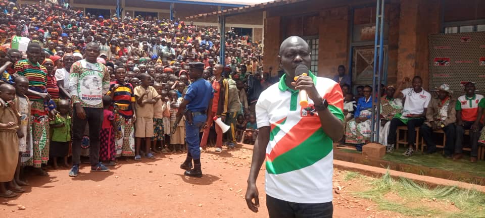 CnddFddButanyer's tweet photo. #Burundi 21/3/2023
Umutumba ni #Musonge,umutumba wa 23/35 igize komine #Matongo,niho umunyamabanga wa @CnddFdd munatara ageze asuzuma inamanshingiro. Akaba aciye yakira abanywanyi bashasha 3.Ku mitumba 220 amaze kugendera muntara,amaze kwakira abanywanyi 1723.
@R_Ndikuriyo https://t.co/WhK1vf7uAp