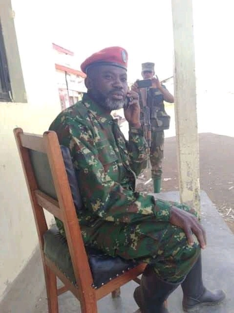DRCNewsToday's tweet photo. #Rutshuru: 12h00, #Bugomba-#Rugari: le colonel Nzenze terroriste M23 RDF blessé légèrement et évacué vers le Rwanda pour des soins . ses 4 gardes du corps abattus. Des corps gisent sur la route. les Combats en cours entre les resistants patriotes et l'armée rwandaise M23. https://t.co/eXnXOPH7OX