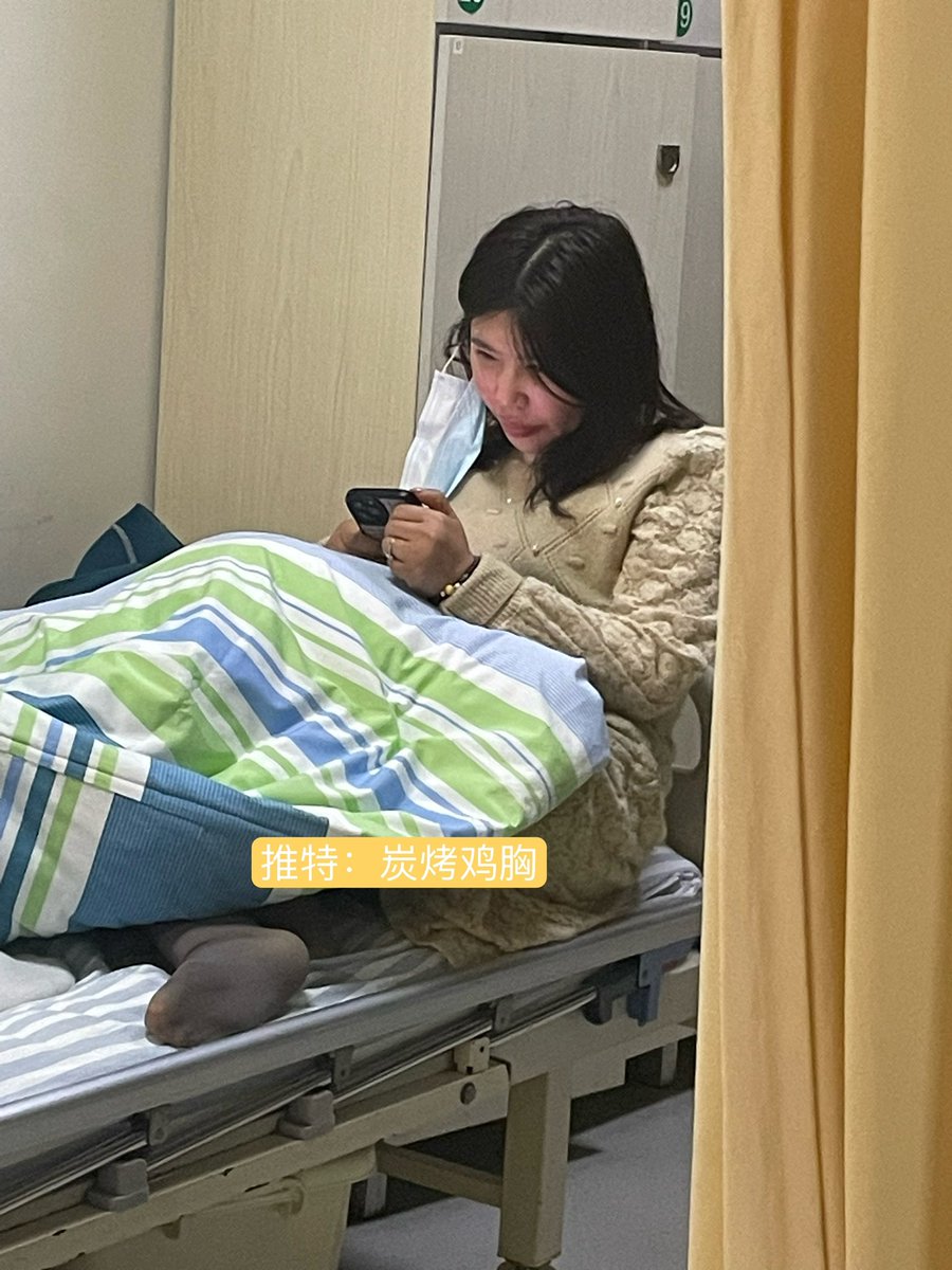tankaojixiong's tweet photo. 【街拍欣赏】
过来照顾口腔癌老公的眼镜欲女（年龄43左右）：厚灰丝、白色短靴，满脸的欲求不满，坐在病床上换着姿势卖弄风骚，活动脚趾、自己摸丝袜脚，掀被子的一刹那，还漏出了丝袜裙底。
——转发过40，或点赞过400，发出全部图片和完整视频1:33s（含漏裙底） https://t.co/j34zAdYLkh