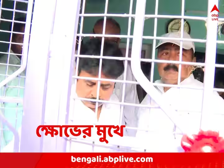 abpanandatv's tweet photo. Bogtui Case: বগটুইকাণ্ডের একবছর পূর্তি, তৃণমূল বিধায়ককে দেখেই দরজায় খিল, স্বজনহারার বাড়ি থেকে ফিরতে হল আশিসকে
#BogtuiCase #BirbhumNews #TMC
https://t.co/AVqfeNrYEO https://t.co/STS65sQtLT