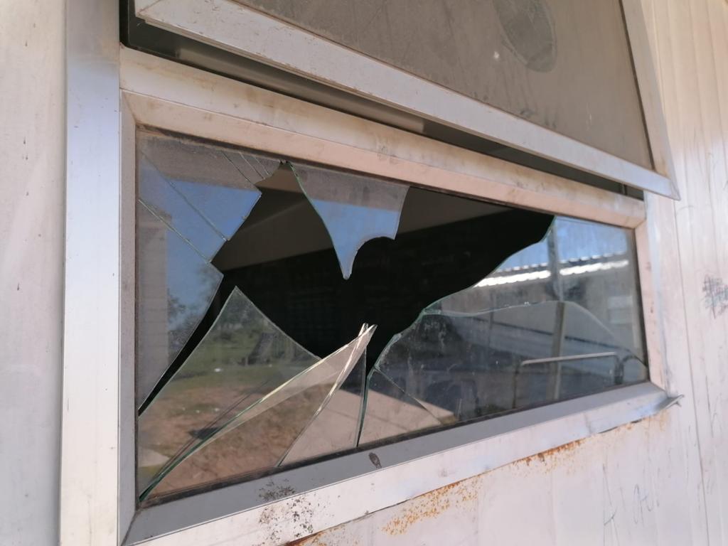 DAEasternCape's tweet image. Monday, Walmer Junior Primary was vandalised. PESW constituency Leader, Bobby Stevenson MPL, Cllr's Masixole Zinto, and Heinrich Muller visited the school and asked the municipality to fix the leaks. The lack of fencing is a security threat and will be taken up. #dagetsthingsdone