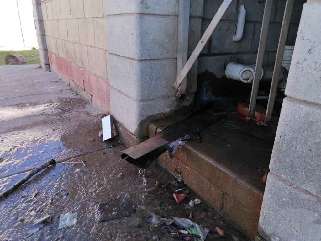 DAEasternCape's tweet image. Monday, Walmer Junior Primary was vandalised. PESW constituency Leader, Bobby Stevenson MPL, Cllr's Masixole Zinto, and Heinrich Muller visited the school and asked the municipality to fix the leaks. The lack of fencing is a security threat and will be taken up. #dagetsthingsdone