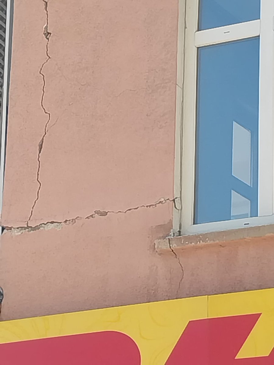 Sn valim ipekyol kavşağı Yayls apt. Tamamı boşaltılmış  çok ağır araç geçişinden dolayı  her an  facia geliyorum diyor