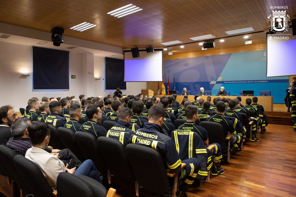 BomberosMad's tweet photo. Hoy comienza en el @CIFSE_Madrid  la formación para convertirse en Bomber@ Especialista de @MADRID 
Felicidades a tod@s l@s que han superado la fase de oposición💪👏👏 https://t.co/d3IZdYQB46