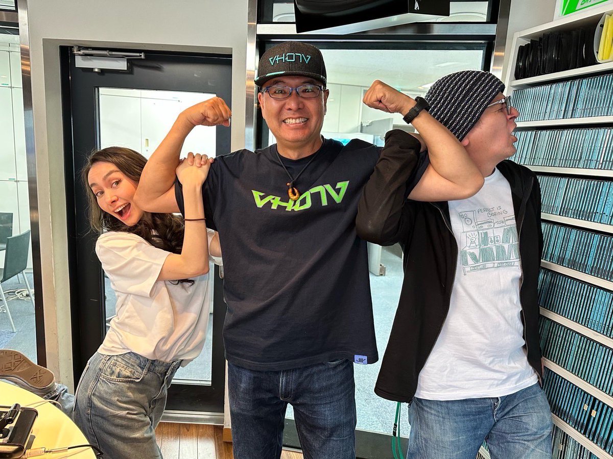 InterFM897's tweet image. 木下グループ presents interfm
 Holiday Special Everyday Music
お聞き頂きありがとうございました！
久しぶりに３人が集ったinterfm！
昔の写真と同じポーズで一枚！
本当に楽しい放送でした！
タイムフリーでもチェックお願いします！
radiko.jp/share/?t=20230…
#3djs #interfm #radiko