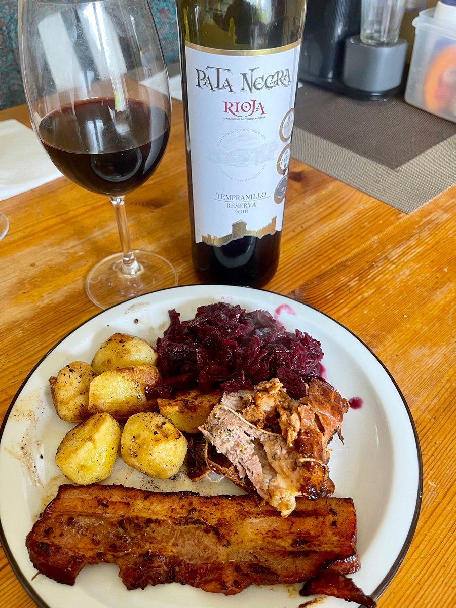 joukesp's tweet photo. #TuesdayLunch #LeftoverLunch #NothingGoesToWaste #VealOrloff #Bacon #BakedPotatoes #RedCabbage #Tempranillo #PataNegra #Reserva
Happy Tuesday, all!
Nothing goes to waste, everything to the waist!
Added some bacon to the Veal Orloff w baked potatoes & a 2nd serving of red cabbage. https://t.co/ZCFH0bkZlN