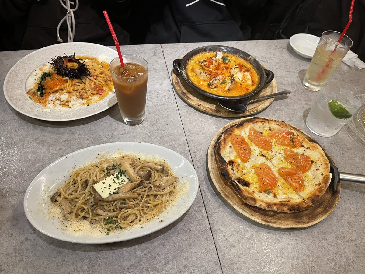 fkimtyi__b6's tweet photo. 試合終わりにご飯🍕
パン食べ放題やからって食べすぎたなあ笑
いっぱい動いたからプラマイゼロ!! https://t.co/ZAx7LRtvlj