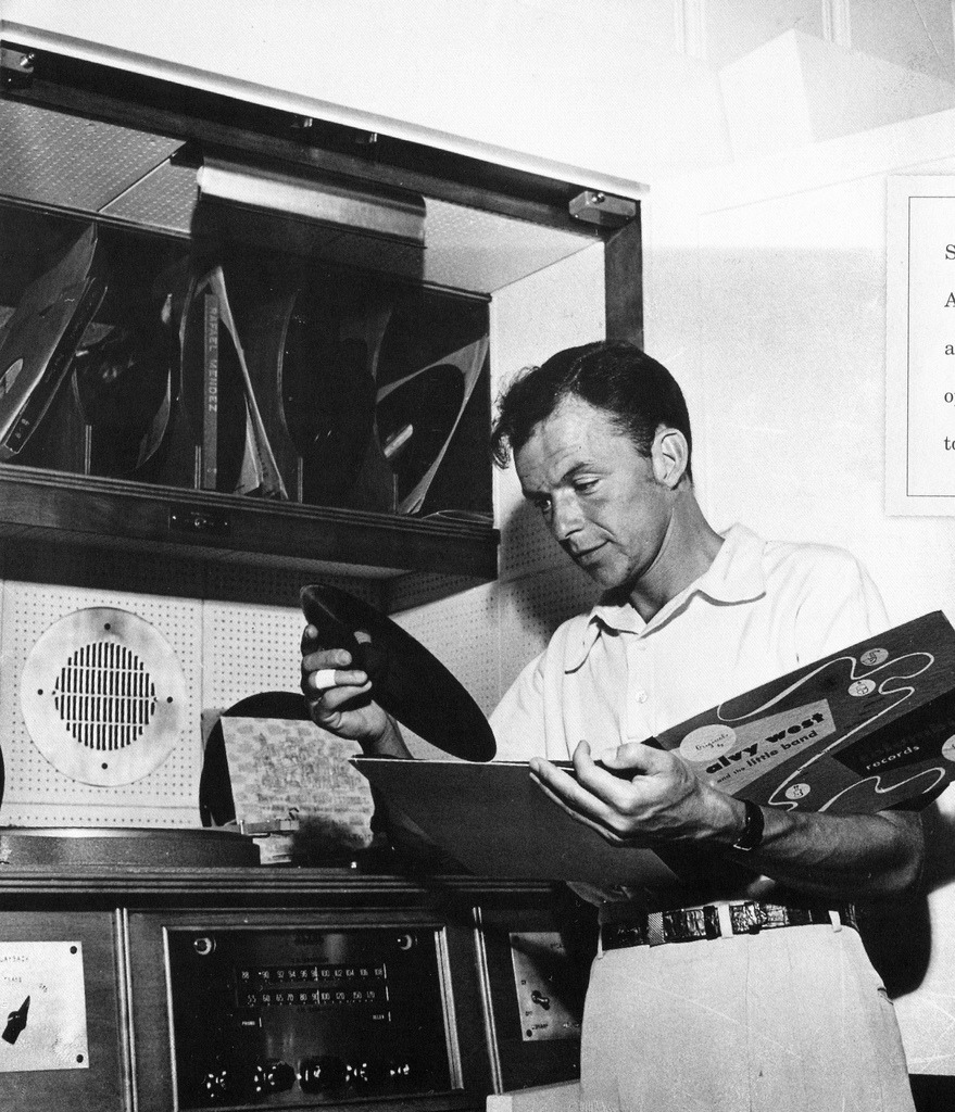 museumsound's tweet photo. Frank Sinatra is too hung over to practice proper record handling (early 1950s)
#FrankSinatra #OnABender #records #AtLeastCombYourHairFrank https://t.co/VF2Kdv71b9