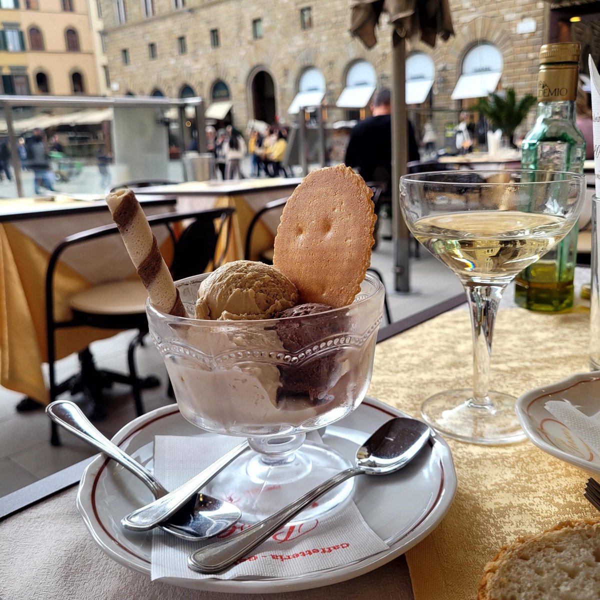 La dolce vita in Italy calls for indulging in some gelato and wine 🍦🍷 #italyvacation #gelatolove