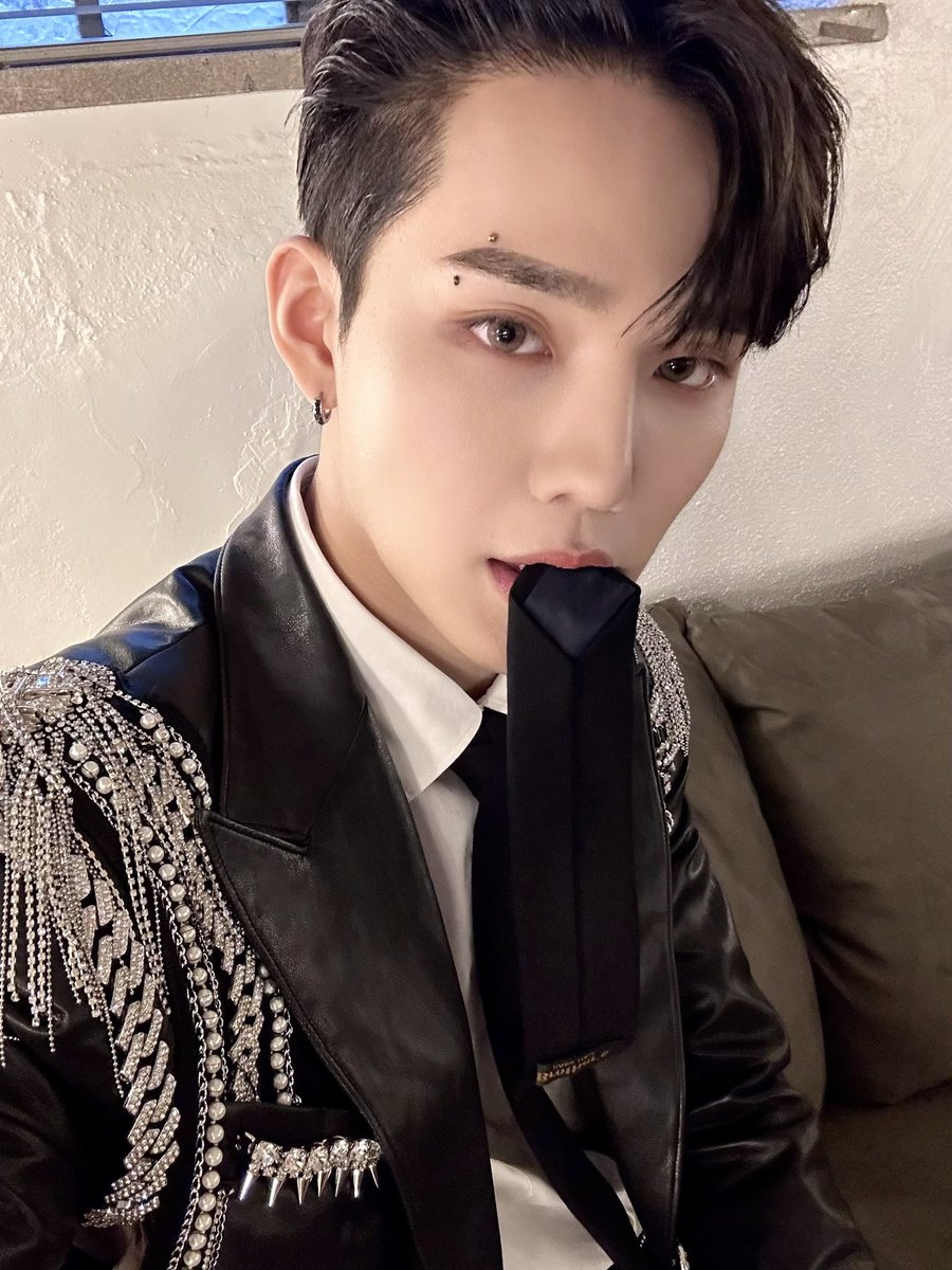 Image for Big puppies are a bit scary 🐶 World Puppy Day CIX FIX Seunghoon Kim Seunghun https://t.co/WlBIbi6t1q