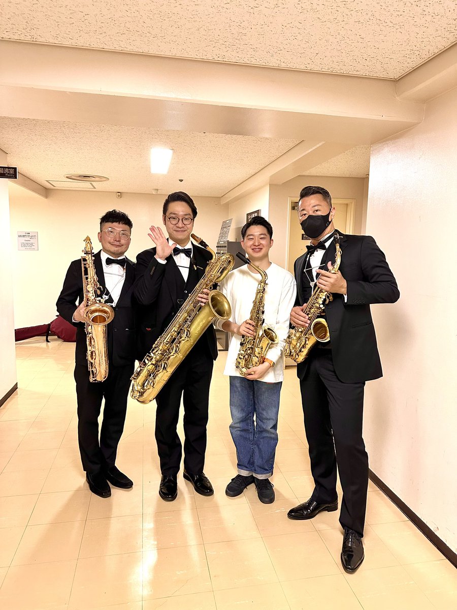 mstk_zarigani05's tweet photo. Qria Orchestral Company、無事に終演しました!
ご来場いただいた方、ありがとうございました。
とても楽しく吹けました。
バリトン、もっと研究せねば。
教え子ちゃんたちも応援に来てくれました。
ありがとう😊
#Qria Orchestral Company
#バリトンサックス
#吹奏楽 https://t.co/YHbE3CoWxW