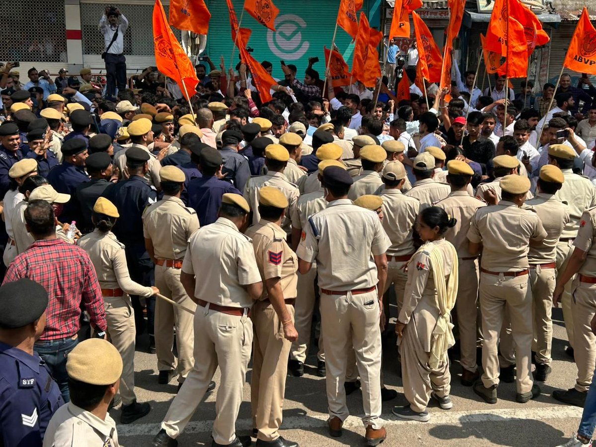 akashpatelrudra's tweet photo. पेपर लीक, वीरांगनाओं के साथ दुर्व्यवहार और राजस्थान सरकार की तानाशाही के विरोध में जयपुर में सीएम घेराव के दौरान राष्ट्रीय महामंत्री श्री याज्ञवल्क्य शुक्ल जी, राष्ट्रीय मंत्री हुश्यार सिंह मीणा जी सहित कई कार्यकर्ताओं को गिरफ्तार किया गया है। https://t.co/0sllmKlfOR