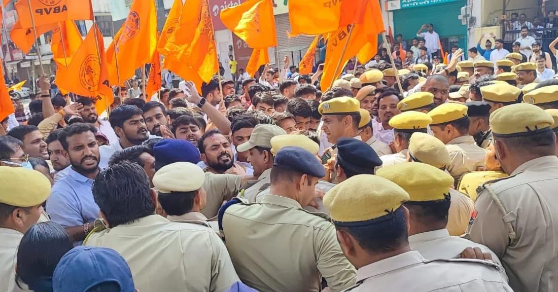 akashpatelrudra's tweet photo. पेपर लीक, वीरांगनाओं के साथ दुर्व्यवहार और राजस्थान सरकार की तानाशाही के विरोध में जयपुर में सीएम घेराव के दौरान राष्ट्रीय महामंत्री श्री याज्ञवल्क्य शुक्ल जी, राष्ट्रीय मंत्री हुश्यार सिंह मीणा जी सहित कई कार्यकर्ताओं को गिरफ्तार किया गया है। https://t.co/0sllmKlfOR