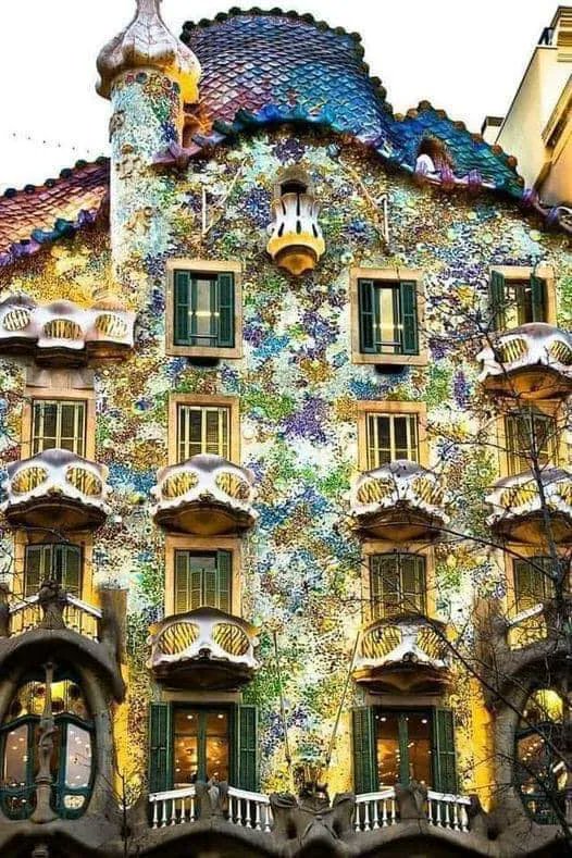 Anthro_Review's tweet photo. Battló House. Antonio Gaudi. Barcelona, Spain. https://t.co/xPfZd1Dr7d