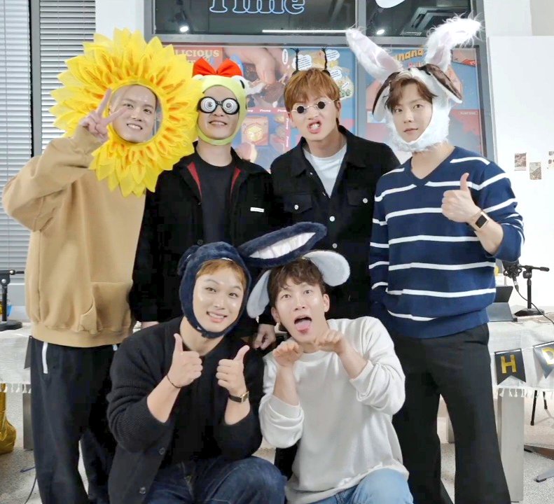 yookcamdoit's tweet photo. happy anniversary boys https://t.co/SdhWBTJXJo