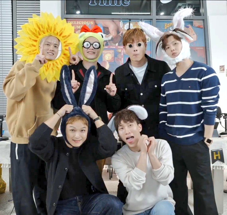 yookcamdoit's tweet photo. happy anniversary boys https://t.co/SdhWBTJXJo