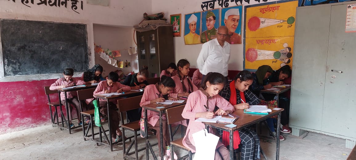 जनपद हापुड़ में परिषदीय विद्यालय में परीक्षा कराते हुए <a href="/basicshiksha_up/">Department Of Basic Education Uttar Pradesh</a> <a href="/thisissanjubjp/">Sandeep Singh</a>